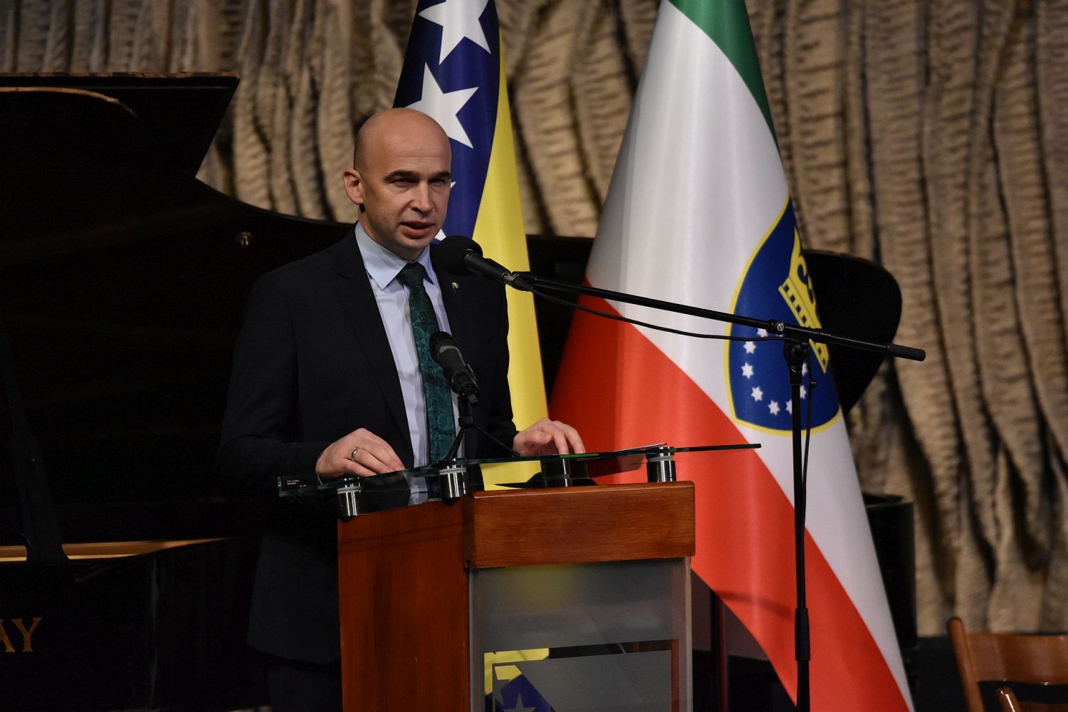 PREMIJER PIVIĆ NA SVEČANOJ AKADEMIJI POVODOM DANA DRŽAVNOSTI: ČUVAJMO DOMOVINU I NASTAVIMO JE VODITI KA NAPRETKU I BOLJOJ BUDUĆNOSTI