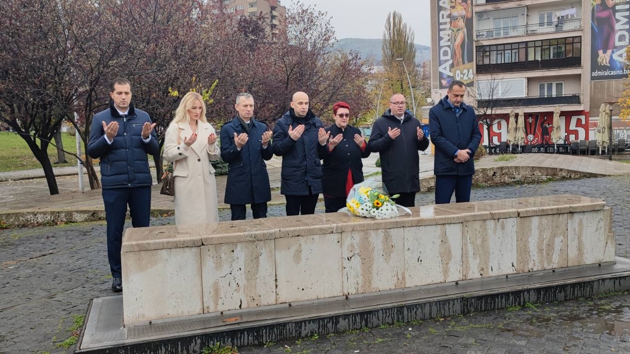 SRETAN DAN DRŽAVNOSTI BIH: DELEGACIJA VLADE I SKUPŠTINE ZDK POLOŽILA CVIJEĆE I ODALA POČAST NA SPOMEN OBILJEŽJU KAMENI SPAVAČ I SPOMEN-KOSTURNICI PAPIRNA