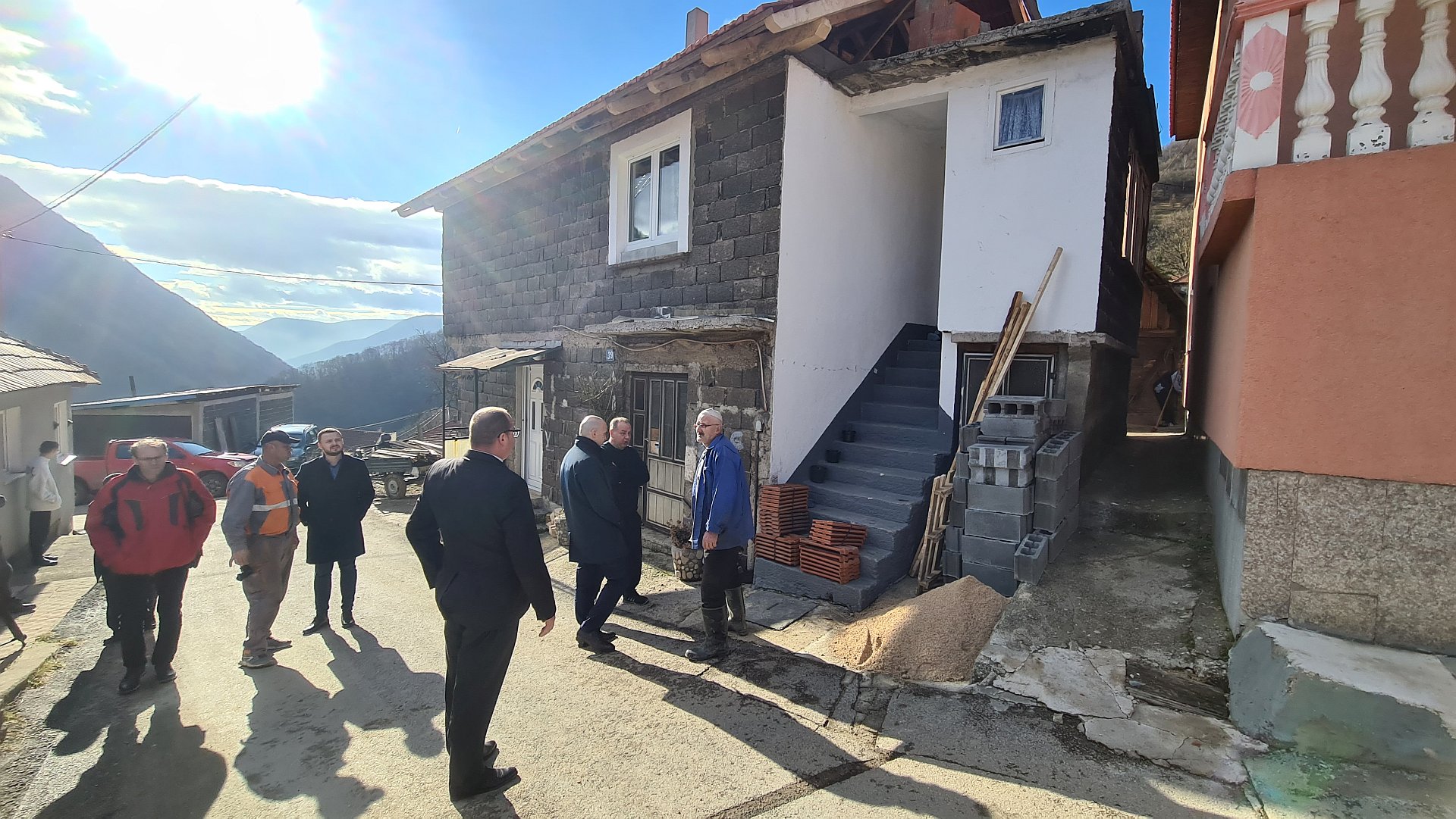 PREMIJER NEZIR PIVIĆ POSJETIO LJUBETOVO: APEL GRADSKOJ UPRAVI ZENICE DA ŠTO PRIJE ZAVRŠI PROCJENU ŠTETE KAKO BI KANTON MOGAO POMOĆI SANACIJU OBJEKATA