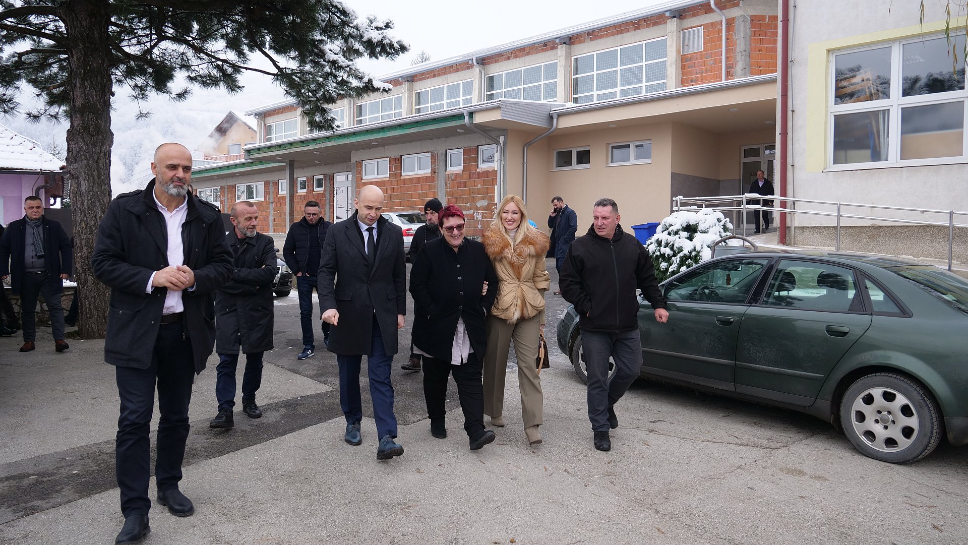 PREMIJER PIVIĆ I MINISTRI POSJETILI ŽELJEZNO POLJE: U FUNKCIJI NOVA FISKULTURNA DVORANA, USKORO POČINJE IZGRADNJA AMBULANTE PORODIČNE MEDICINE