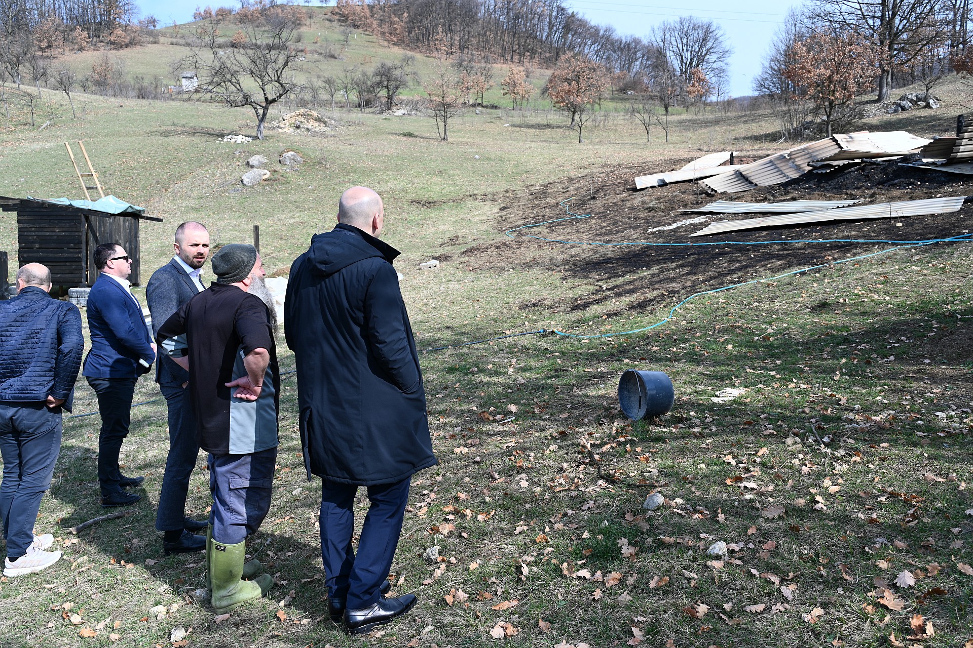Premijer Pivić i ministar Čajić posjetili imanje porodice Sikirić kojoj je u požaru izgorjela štala sa stadom koza