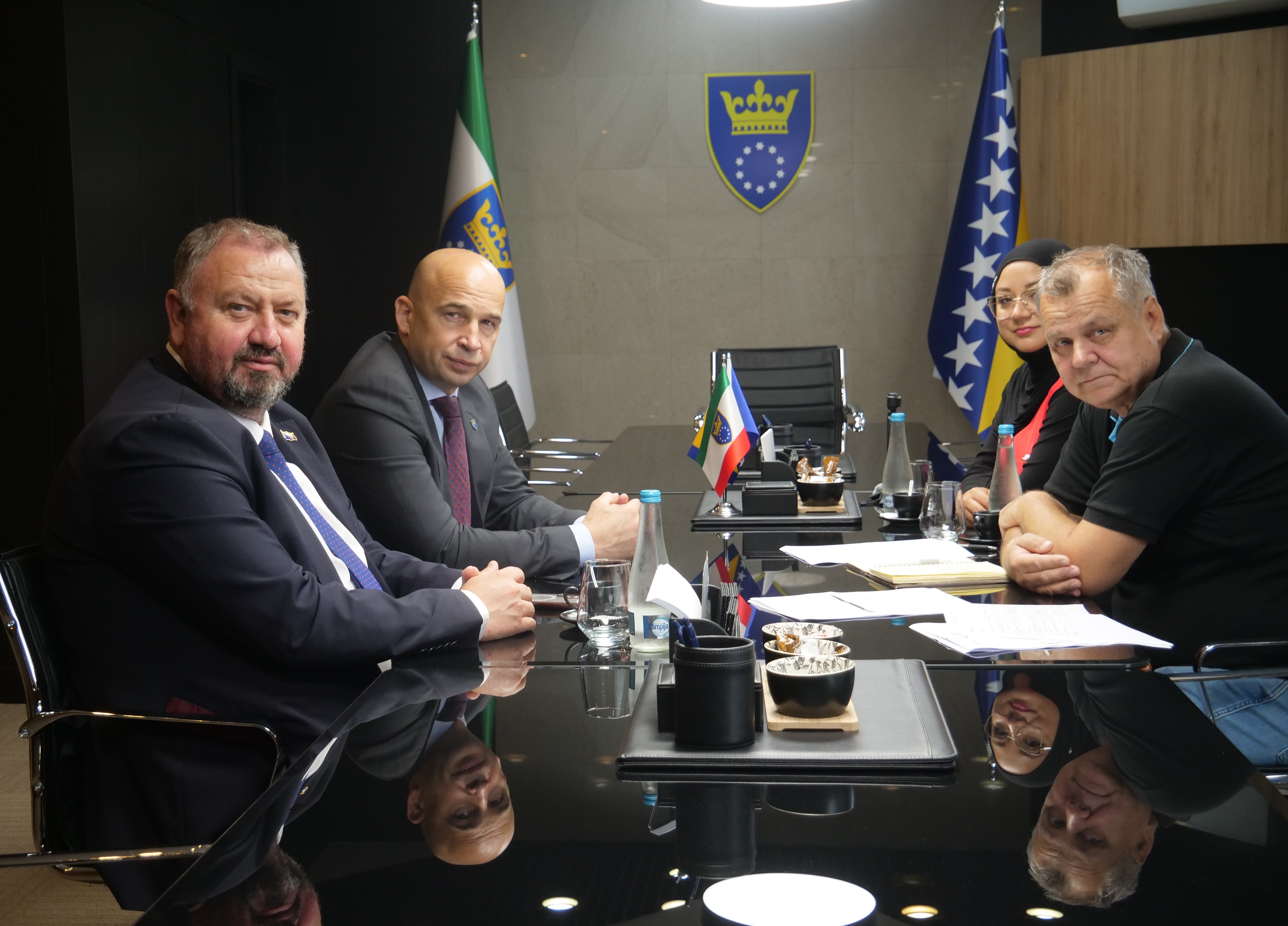 Premijer Pivić i ministar Šibonjić razgovarali s direktorom Regionalne razvojne agencije REZ Ismetom Sarajlićem o digitalnoj transformaciji i razvoju IT sektora