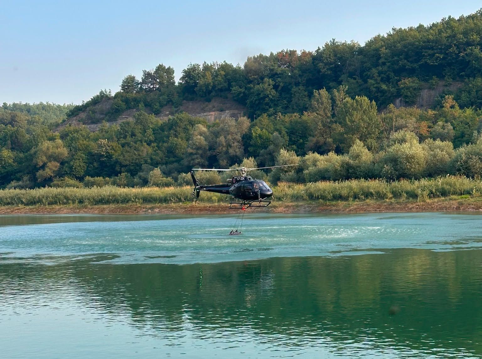 Helikopter KUCZ Zeničko-dobojskog kantona ugasio šumski požar kod Maglaja