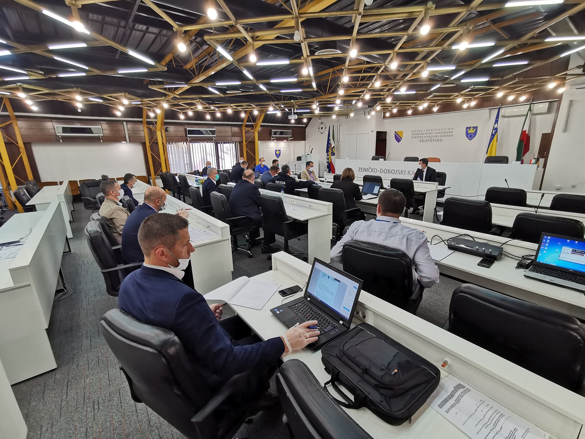 PREMIJER I MINISTRI U VLADI ZDK ODRIČU SE 20 POSTO PLATE U KORIST NABAVKE OPREME ZA ZDRAVSTVO