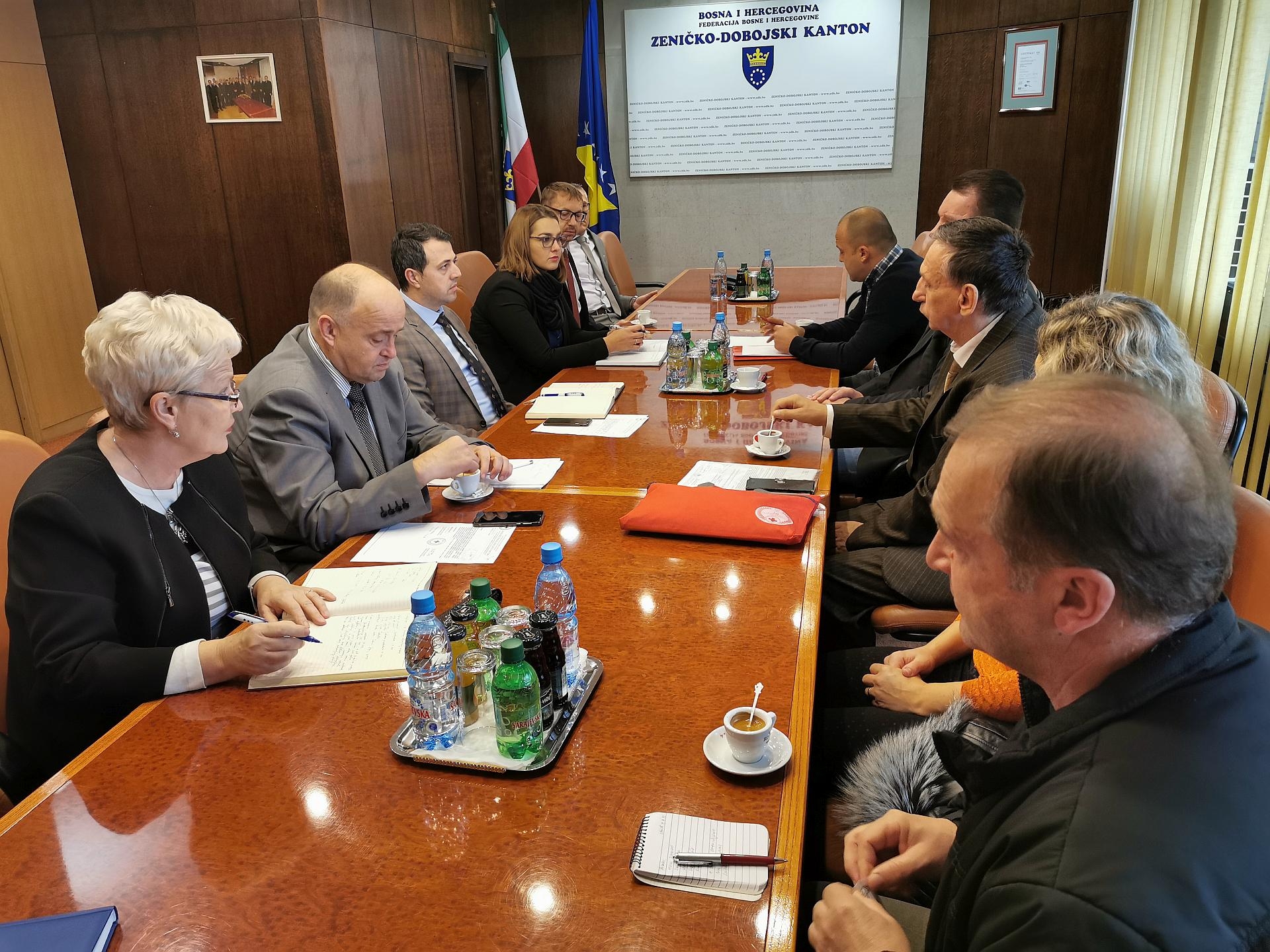 PREMIJER GANIĆ SA SARADNICIMA RAZGOVARAO SA DELEGACIJOM CRVENOG KRIŽA ZDK