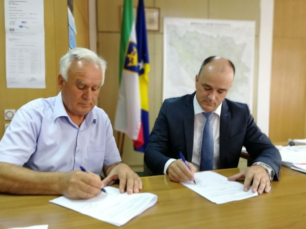 POTPISAN UGOVOR O IZGRADNJI VODOVODA U MZ PAŠIN KONAK U OPĆINI ZAVIDOVIĆI: VLADA ZDK ZA PRVU FAZU IZDVOJILA 157.806 KM