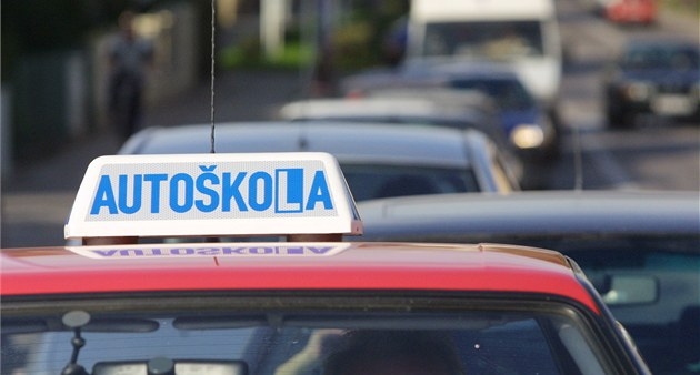 POŠTOVANI KANDIDATI, BUDUĆI VOZAČI MOTORNIH VOZILA