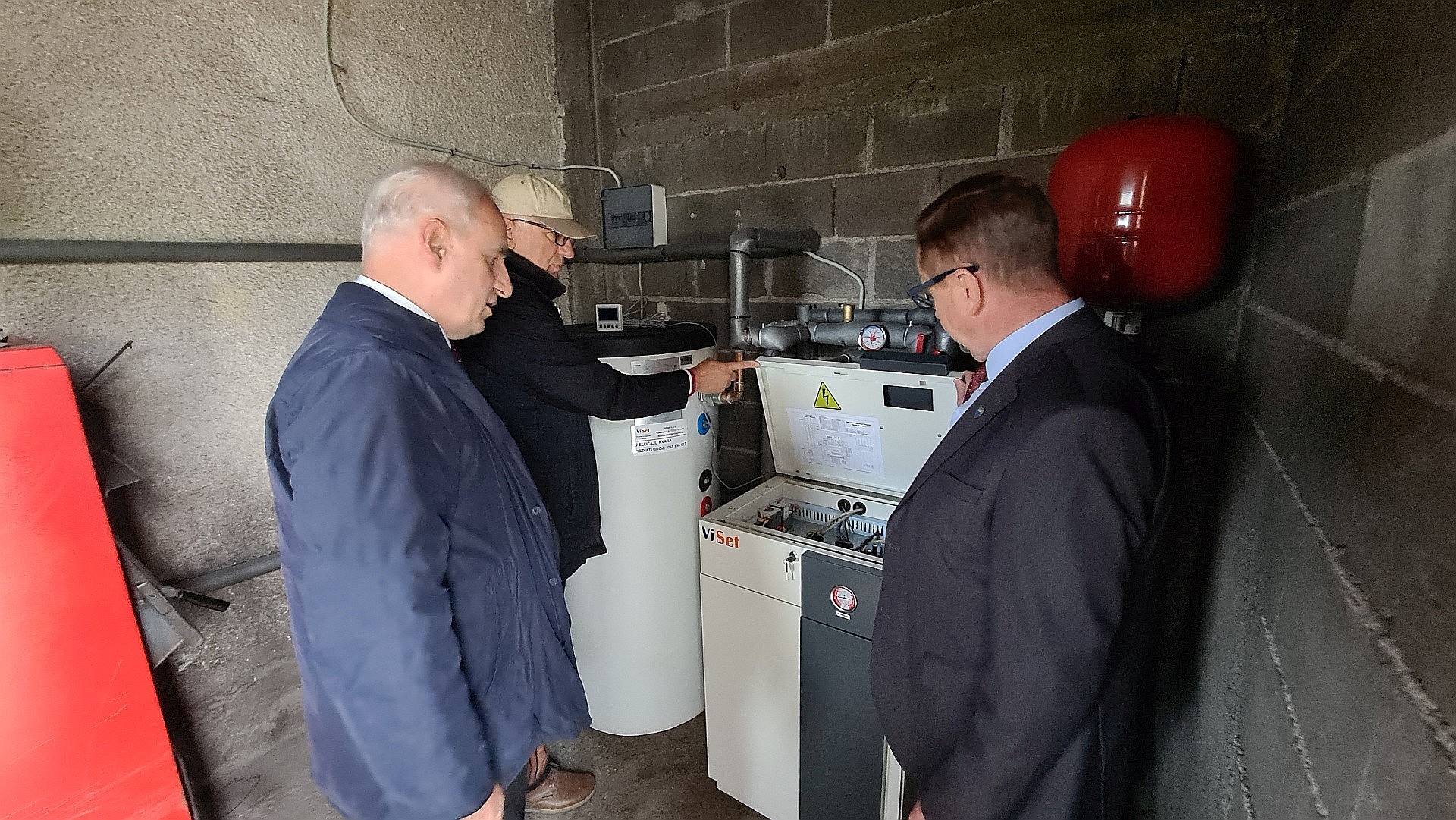 MINISTARSTVO ZA OBRAZOVANJE I CARITAS ŠVICARSKE ZAVRŠILI UTOPLJAVANJE PET ŠKOLA, PŠ ČOBE-KOPICE I PŠ KOSOVA DOBILE GRIJANJE NA TOPLOTNU PUMPU