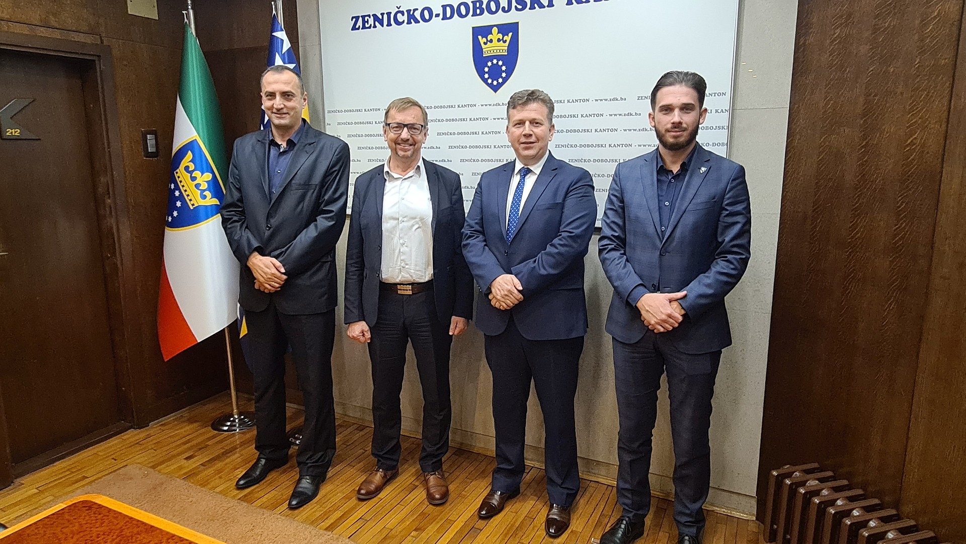 VLADA I SINDIKAT DOGOVORILI ISPLATU REGRESA ZA 8.000 ZAPOSLENIH NA BUDŽETU ZDK