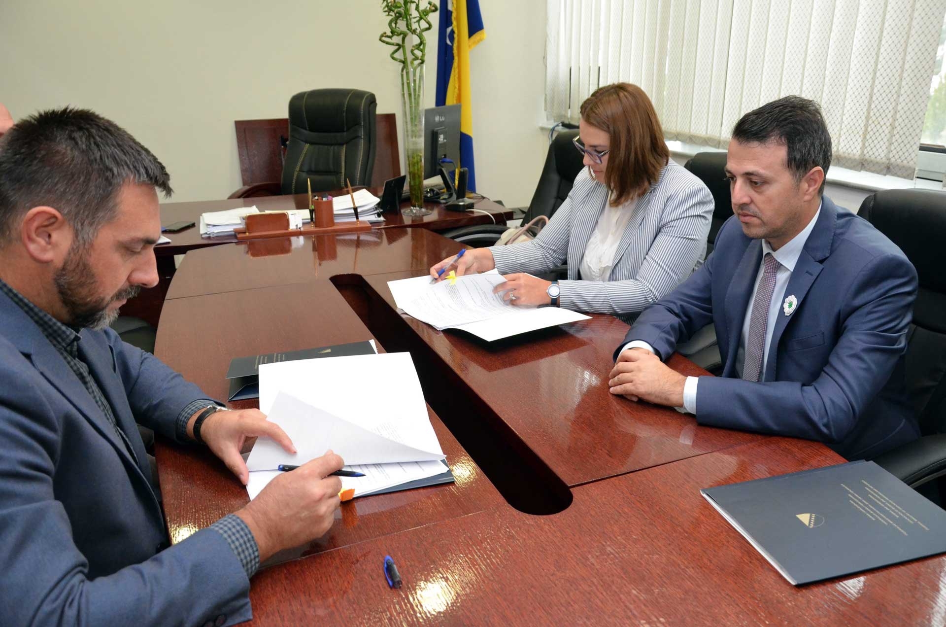 PREKO 350.000 KM ZA PUTNU INFRASTRUKTURU POVRATNICIMA U ČETIRI OPĆINE ZDK