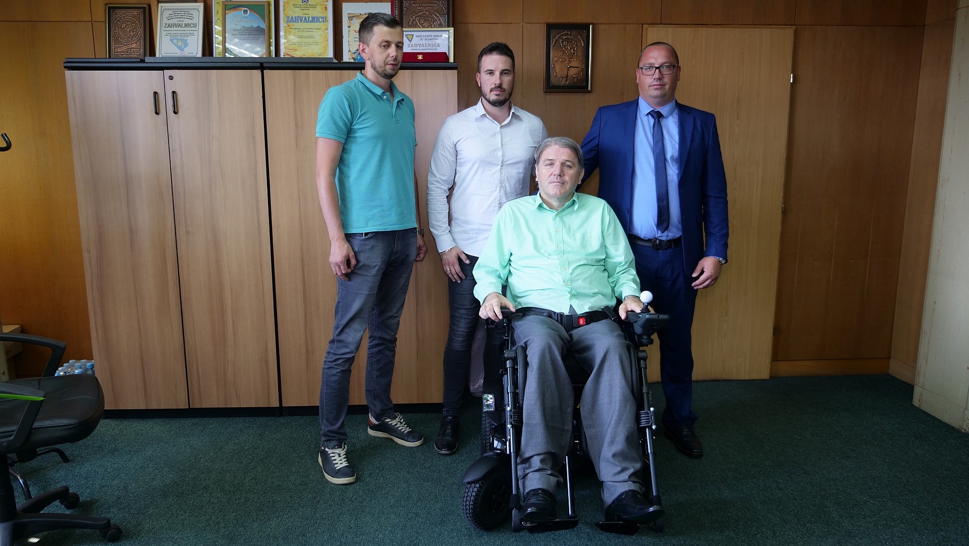 TROJICI RATNIH VOJNIH INVALIDA ISPORUČENA INVALIDSKA KOLICA NA ELEKTROMOTORNI POGON