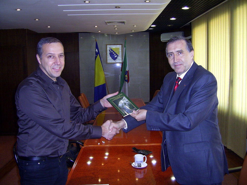 autor intervjua Mladenko Marijanović uručio premijeru Plevljaku autorsku zbirku pjesama "Hajduci stupaju u štrajk"