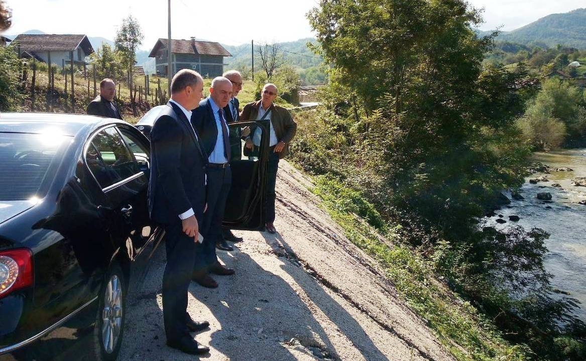 PREMIJER GALIJAŠEVIĆ U RADNOJ POSJETI ZAVIDOVIĆIMA: DELEGACIJA VLADE OBIŠLA GRADILIŠTA I NASELJA U KOJIMA PREDSTOJE INVESTICIJE