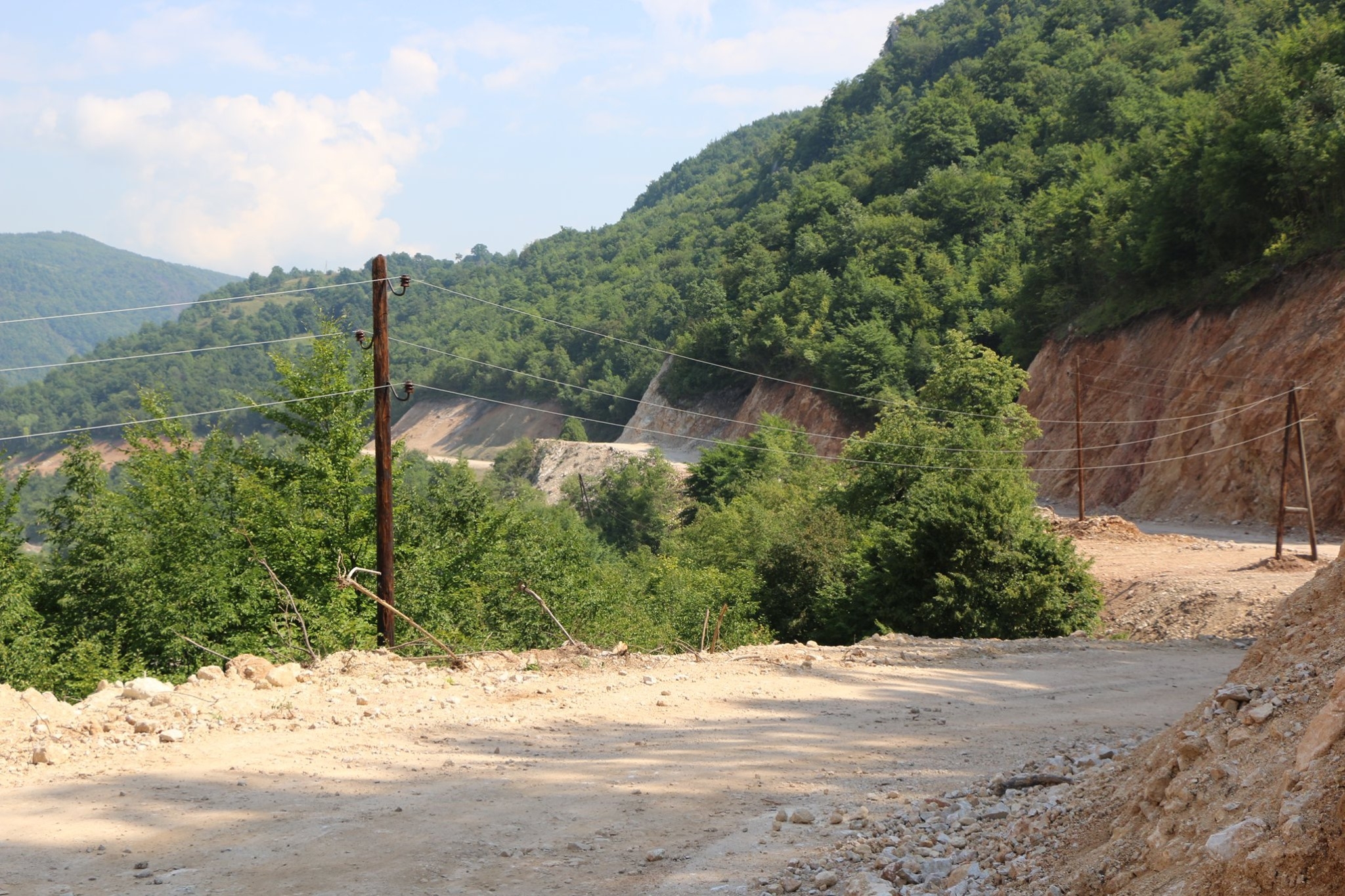 PREMIJER GANIĆ I MINISTRI U VLADI ZDK OBIŠLI RADOVE NA DIONICI PUTA DONJI KAKANJ - KONDŽILO