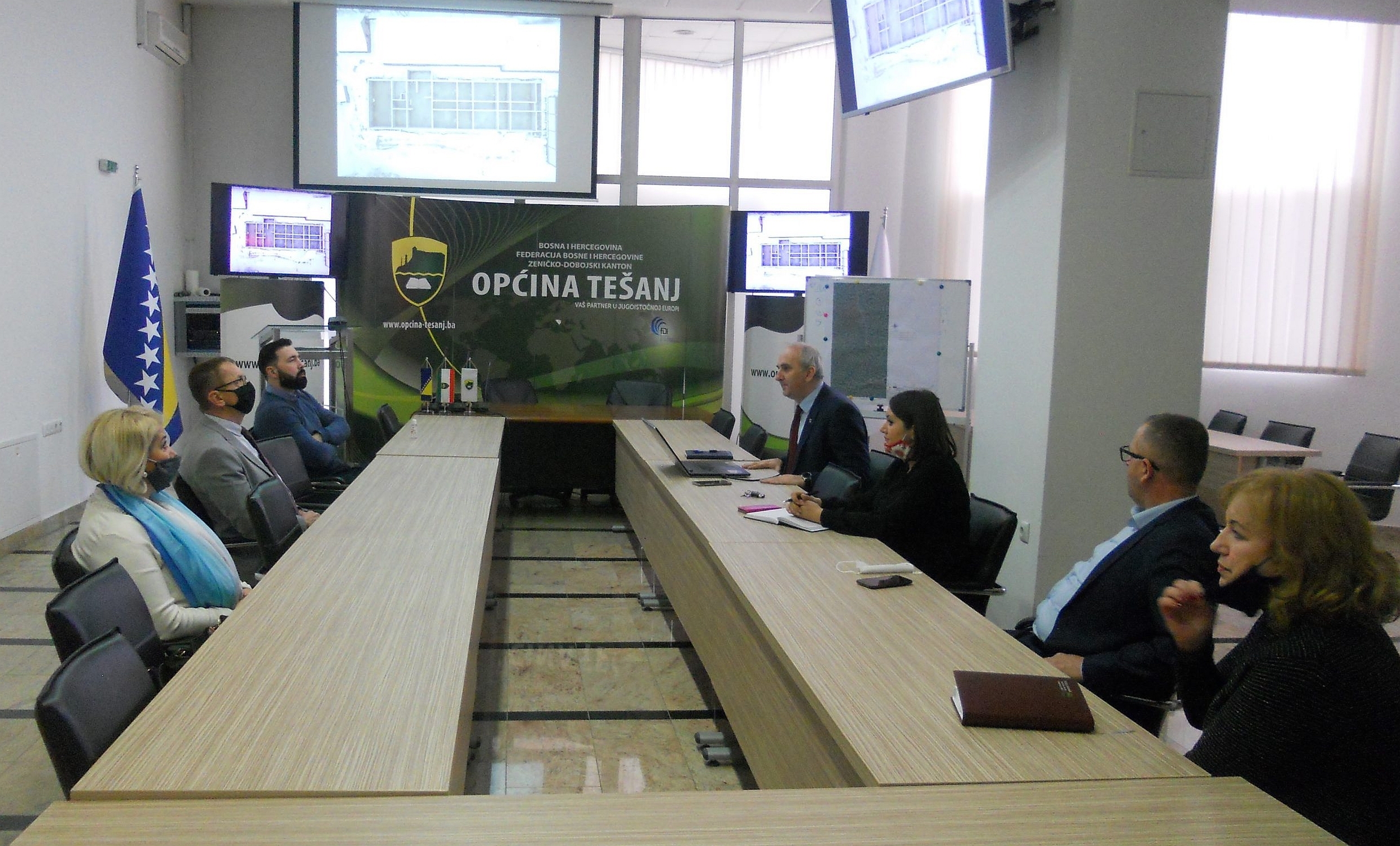 KOZLIĆ I HUSKIĆ RAZGOVARALI O ZAJEDNIČKIM ULAGANJIMA U ŠKOLSKU INFRASTRUKTURU U TEŠNJU