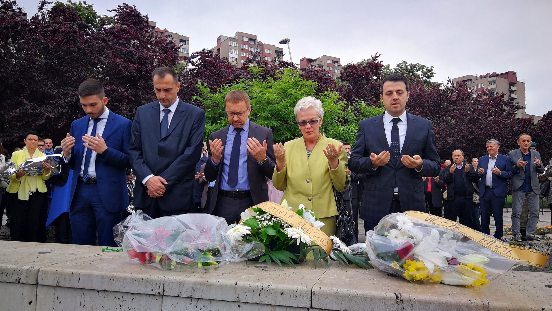DELEGACIJA VLADE ZDK POLOŽILA CVIJEĆE I ODALA POČAST NA ŠEHIDSKOM OBILJEŽJU KAMENI SPAVAČ