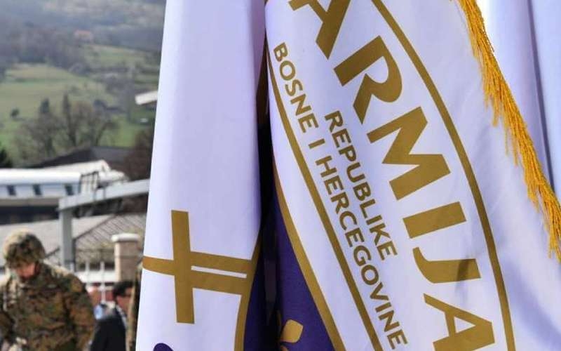 ČESTITKA PREMIJERA I PREDSJEDAVAJUĆEG SKUPŠTINE ZA DAN ARMIJE RBIH: BRIGA O BRANILAČKOJ POPULACIJI JE NAŠA TRAJNA OBAVEZA