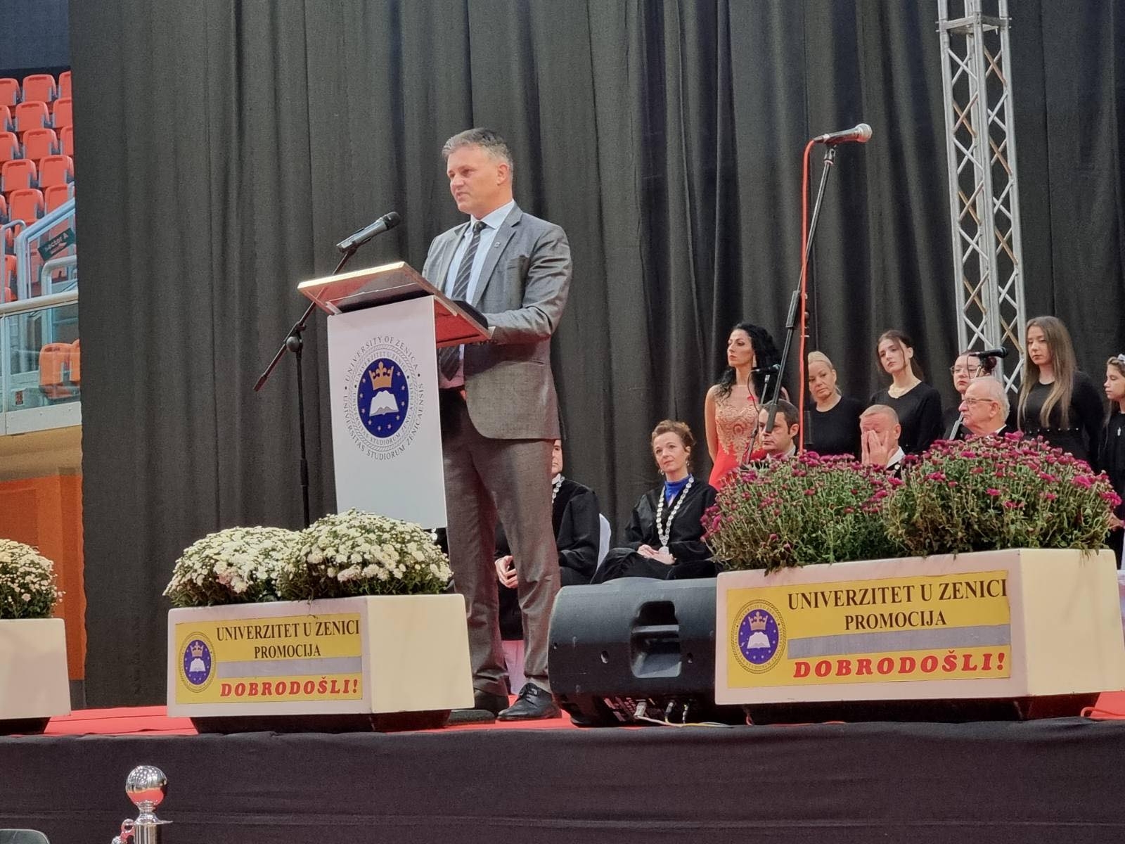 PREMIJER BAŠIĆ NA PROMOCIJI DIPLOMANATA UNZE: UNAPREĐIVANJE USLOVA ZA STUDIRANJE OPREDJELJENJE VLADE ZDK