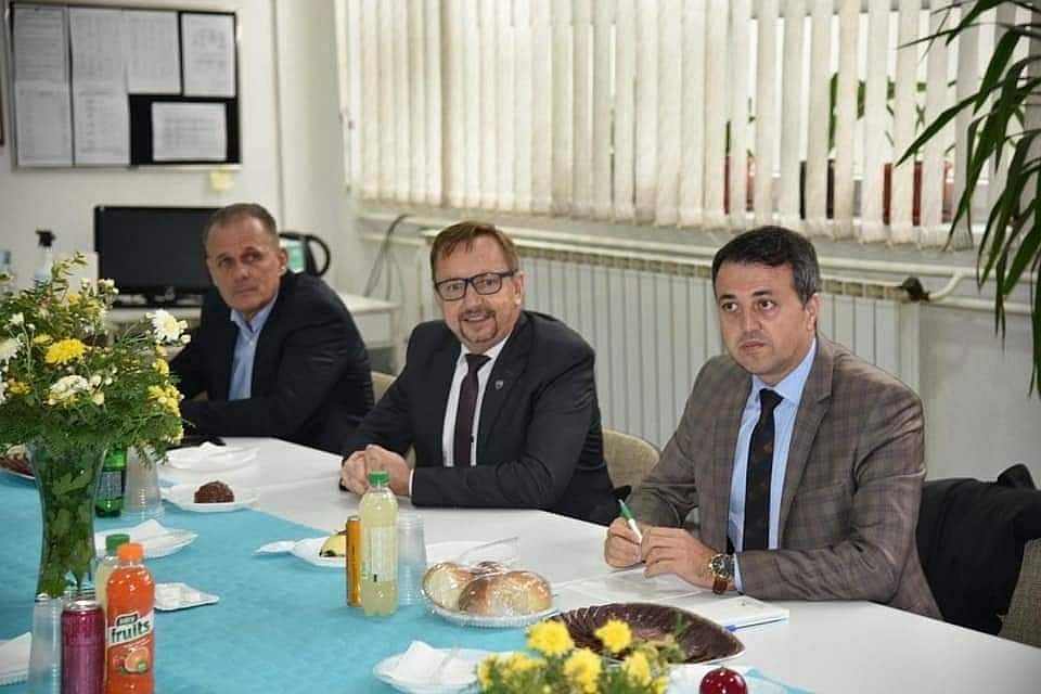 VLADA ZDK ULAŽE 1,5 MILIONA KM U ŠKOLSKU INFRASTRUKTURU NA PODRUČJU GRADA VISOKO, ZAPOČETA REKONSTRUKCIJA TRI OSNOVNE ŠKOLE