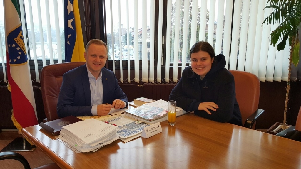 PREDSJEDAVAJUĆI SKUPŠTINE ZENIČKO-DOBOJSKOG KANTONA JASMIN DUVNJAK ORGANIZIRAO PRIJEM U ČAST TALENTOVANE UČENICE MELIKE LOŠIĆ