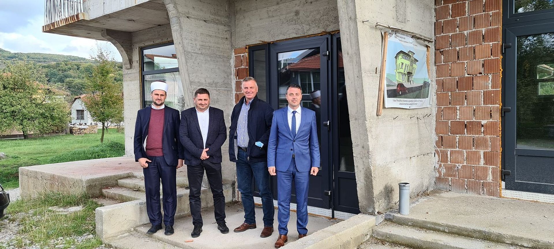 PREMIJER GANIĆ POSJETIO MIZ GRAČANICA GDJE SE UZ POMOĆ VLADE ZDK GRADI ADMINISTRATIVNO-EDUKATIVNI CENTAR I ŠKOLA KUR'ANA