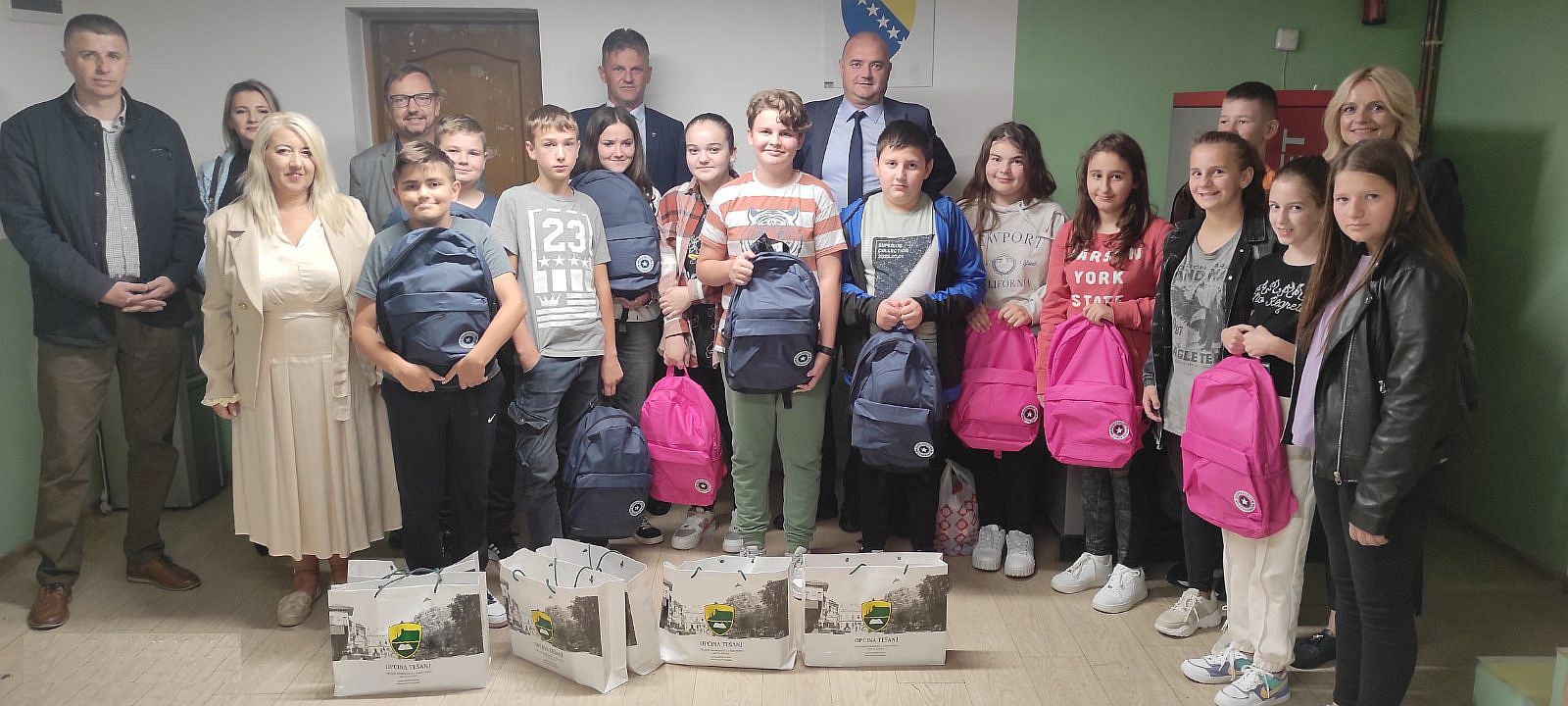 DELEGACIJA VLADE ZDK POSJETILA UČENIKE U VRBANJCIMA I URUČILA DONACIJU I POKLONE