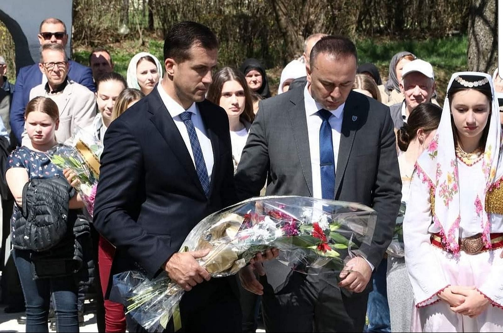 ZAVRŠENA IZGRADNJA CENTRALNOG SPOMEN-OBILJEŽJA ŠEHIDIMA I POGINULIM BORCIMA U BREZI, VLADA ZDK IZDVOJILA 130.000 KM