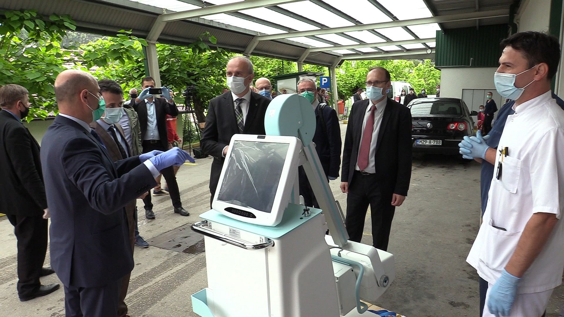 PREDSTAVNICI VLADE ZDK URUČILI BOLNICI U TEŠNJU MOBILNI RENDGEN UREĐAJ