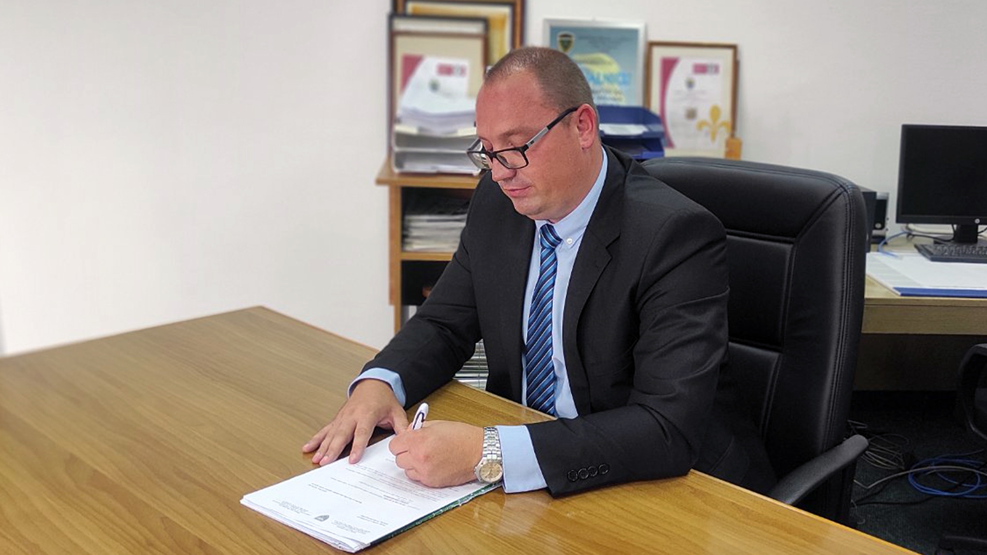 VLADA ZDK OBEZBIJEDILA SREDSTVA ZA ISPLATU NOVČANE POMOĆI ZA NABAVKU OBAVEZNIH UDŽBENIKA ZA 1.266 UČENIKA DJECE BRANILACA