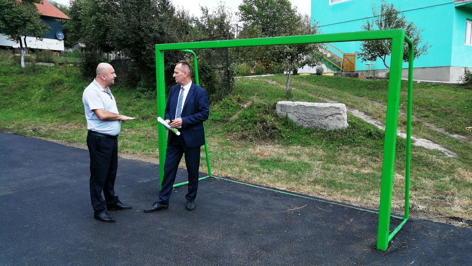 ULAGANJE VLADE ZDK U ZENIČKU OŠ "AHMED MURADBEGOVIĆ": ŠKOLA U STRANJANIMA DOBILA IGRALIŠTE, GRADI SE NOVA OGRADA U PŠ POJSKE