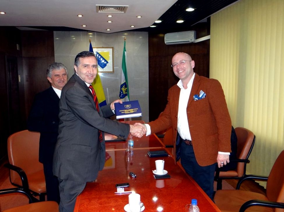 Premijer Plevljak je poklonio Marcusu Rolofsu Monografiju ZDK