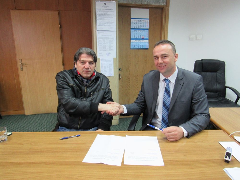 MINISTARSTVO ZA BORAČKA PITANJA DODIJELILO ELEKTROMOTORNA INVALIDSKA KOLICA AGANOVIĆ MUJI RVI-KVADRIPARAPLEGIČARU IZ ZENICE