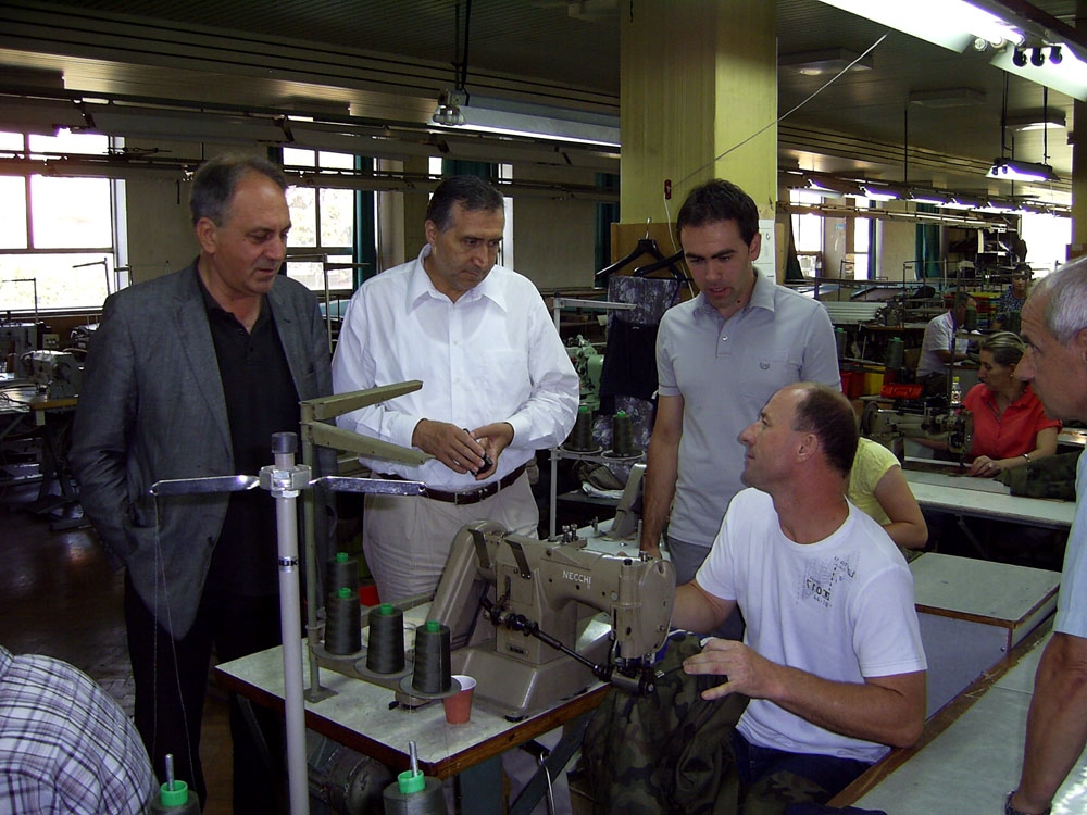 dir. Bilalović, premijer Plevljak i dir. Tomičić u razgovoru sa radnikom Konfekcije