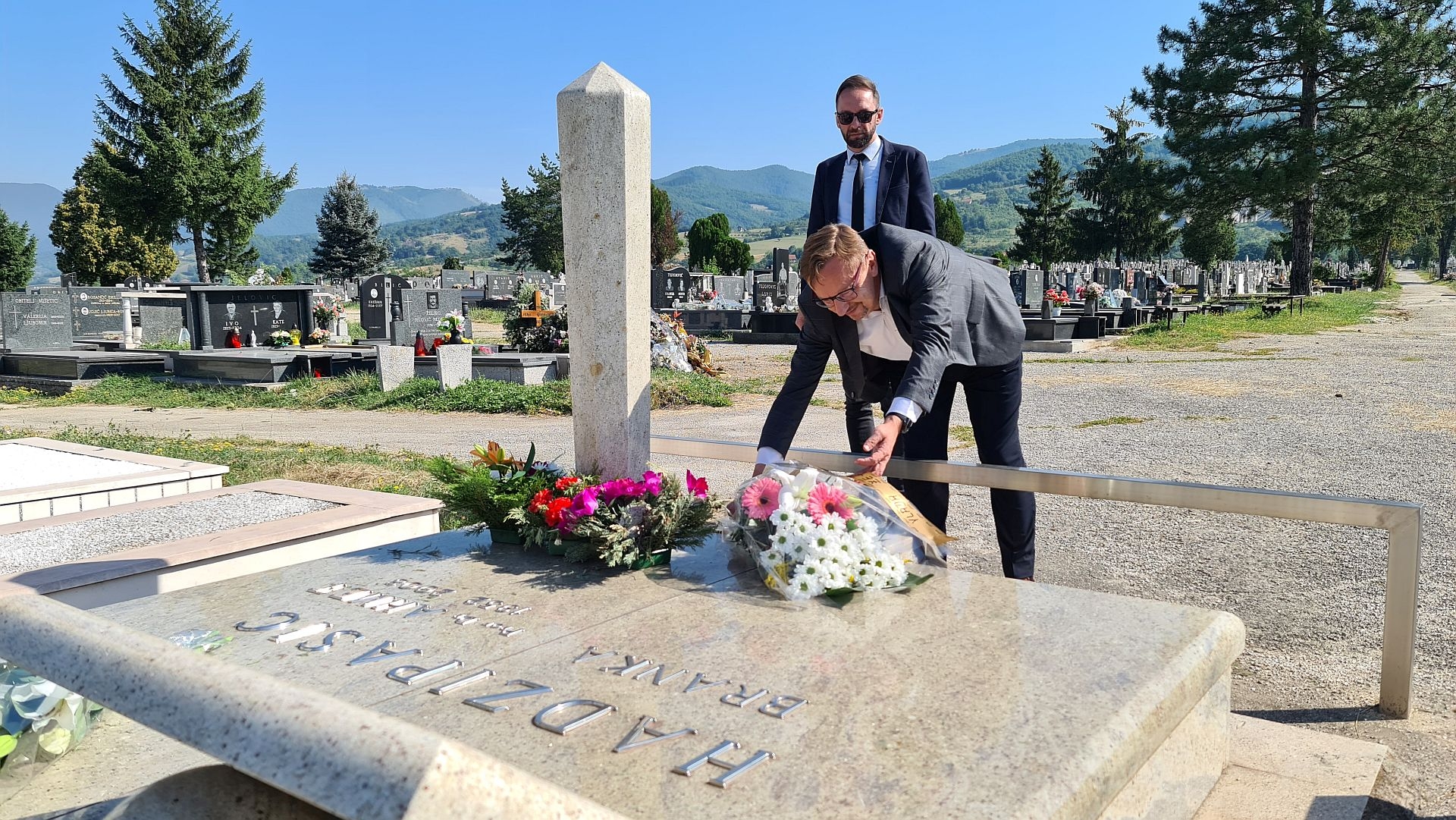 DELEGACIJA VLADE ZDK POLOŽILA CVIJEĆE NA MEZAR AHMETA HADŽIPAŠIĆA