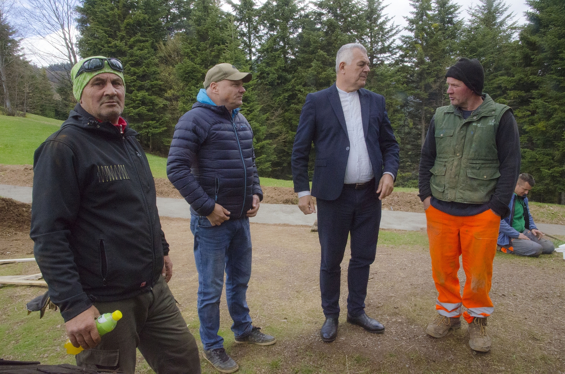 MINISTAR VINKO MARIĆ U POSJETI OVČARIMA I GRADITELJIMA PUTA U ŽELJEZNOM POLJU KOD ŽEPČA