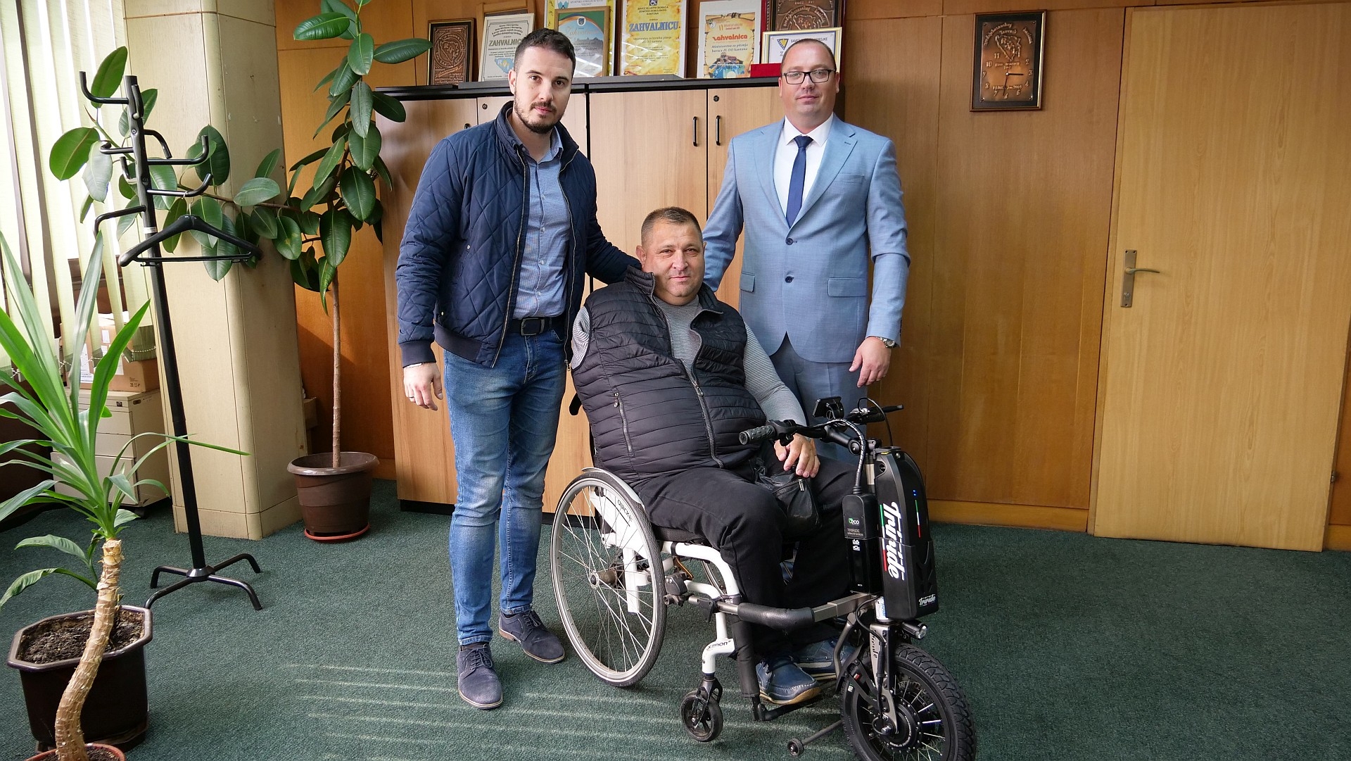 ZAHIDU MUŠANOVIĆU ISPORUČEN ELEKTROMOTORNI DODATAK ZA INVALIDSKA KOLICA NA MEHANIČKI POGON