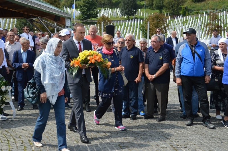 MINISTAR ČOLAKOVIĆ SA SARADNICIMA POSJETIO MEMORIJALNE CENTRE POTOČARI I VELJACI